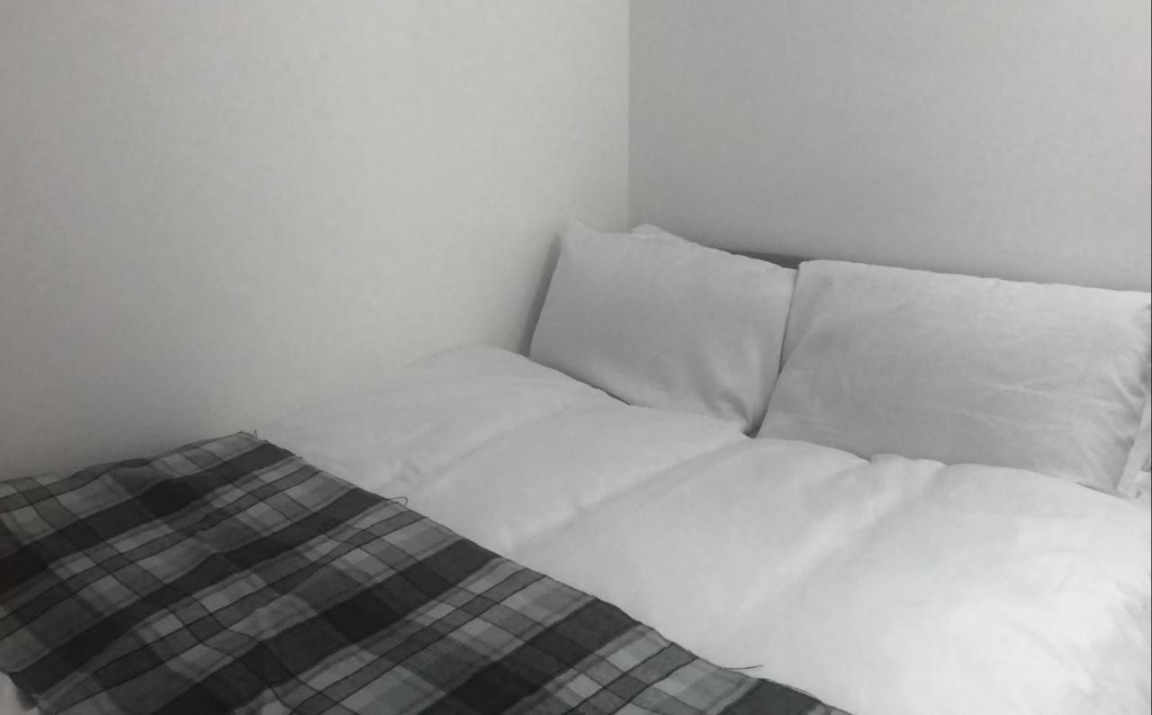 ホテル Ella'S Place ルートン エクステリア 写真